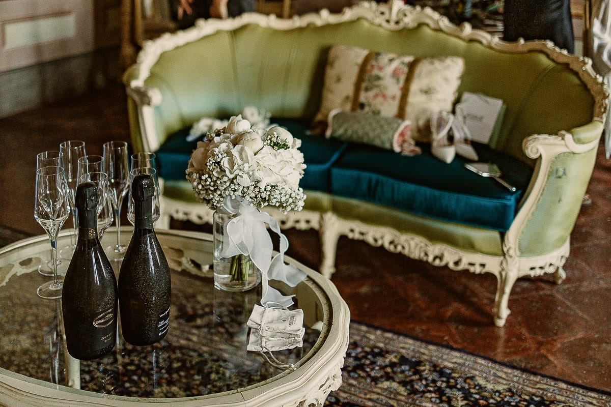 Matrimonio da favola al castello Canalis. Preparazione della sposa. Spumante e calici per il brindisi.