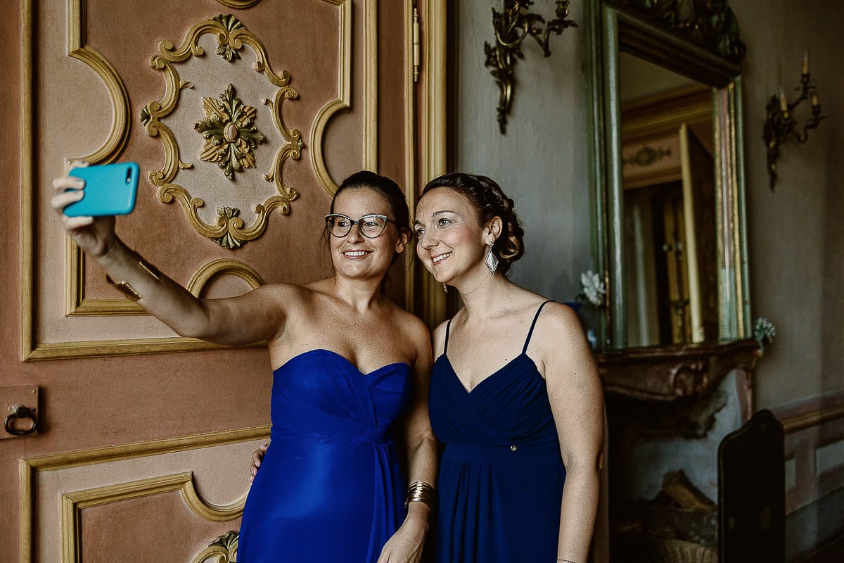 Matrimonio da favola al castello Canalis. Preparazione della sposa. Damigelle si fanno un selfie.