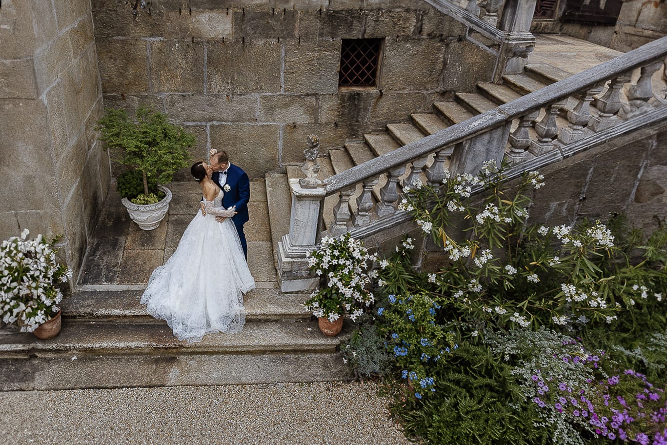 Matrimonio da favola al castello Canalis. Aperitivo. Bacio degli sposi. Foto ripresa dal drone.