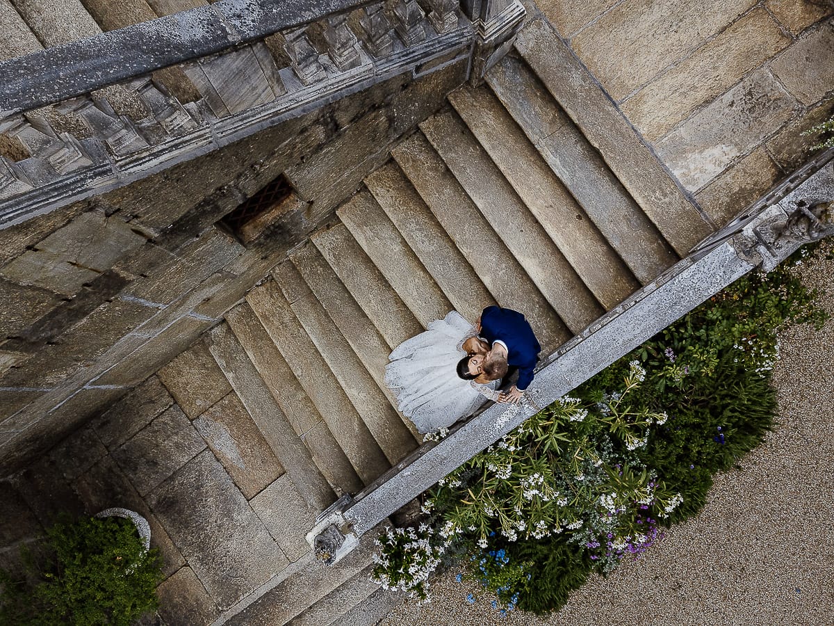 Matrimonio da favola al castello Canalis. Aperitivo. Bacio degli sposi. Foto ripresa dal drone.