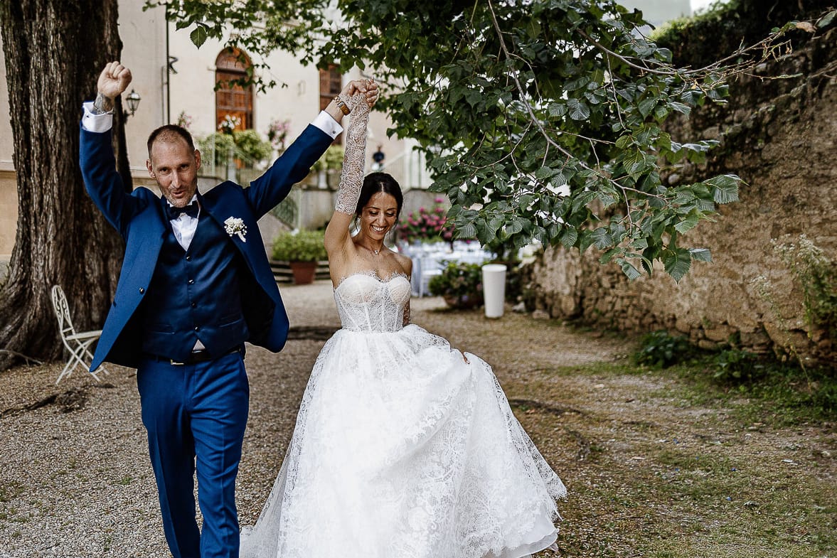 Matrimonio da favola al castello Canalis. Ricevimento. Ingresso degli sposi nel luogo della cena.