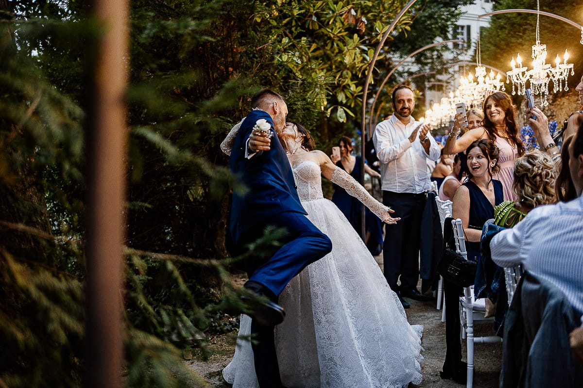 Matrimonio da favola al castello Canalis. Ricevimento. Ingresso degli sposi nel luogo della cena. Sposi si baciano, invitati applaudono