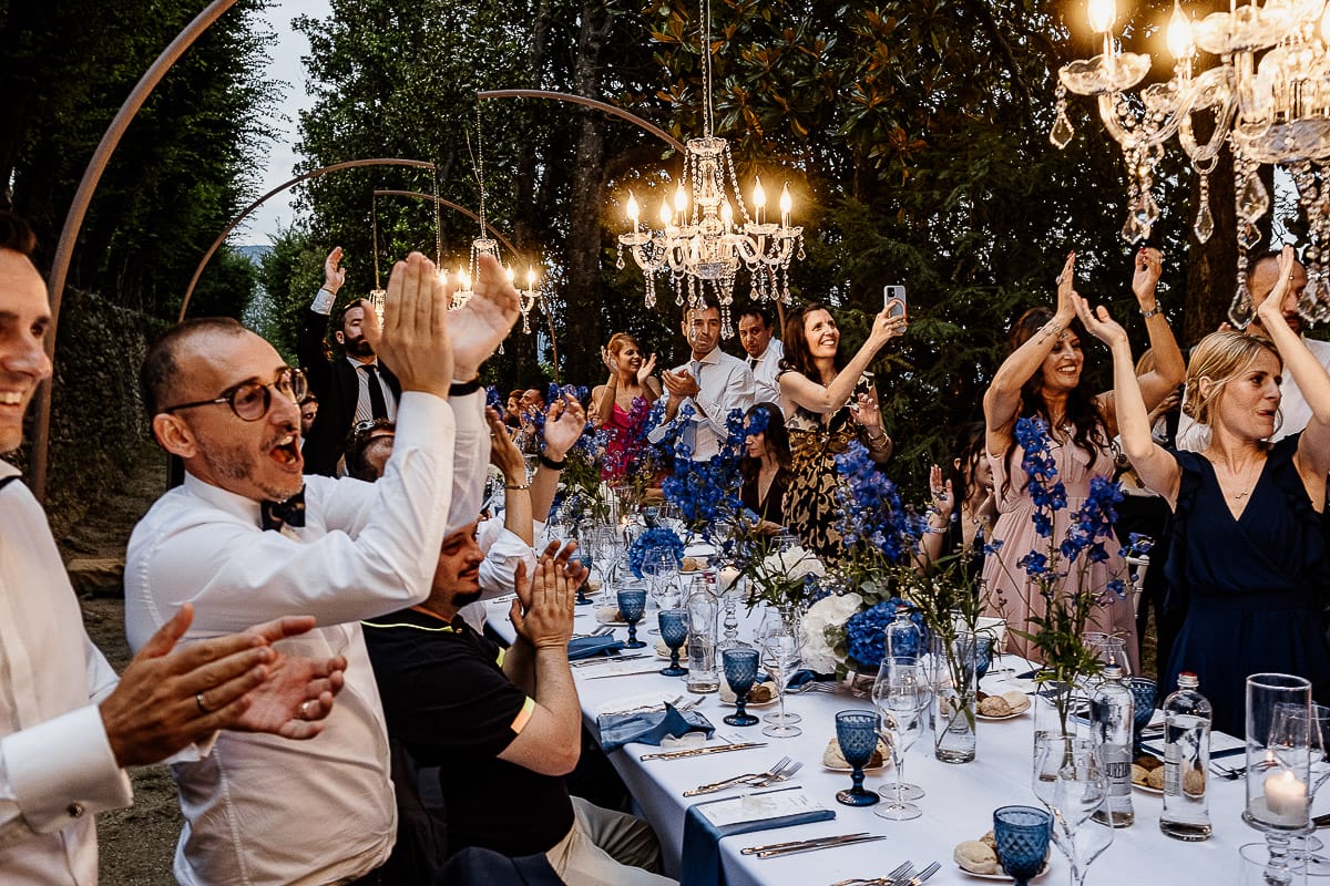 Matrimonio da favola al castello Canalis. Ricevimento. Ingresso degli sposi nel luogo della cena. Invitati applaudono