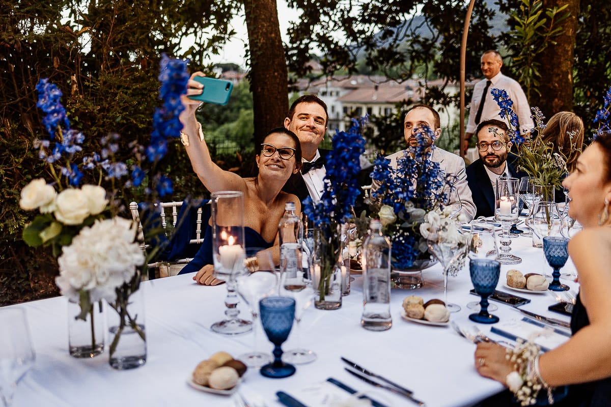 Matrimonio da favola al castello Canalis. Ricevimento. Ingresso degli sposi nel luogo della cena. Invitati