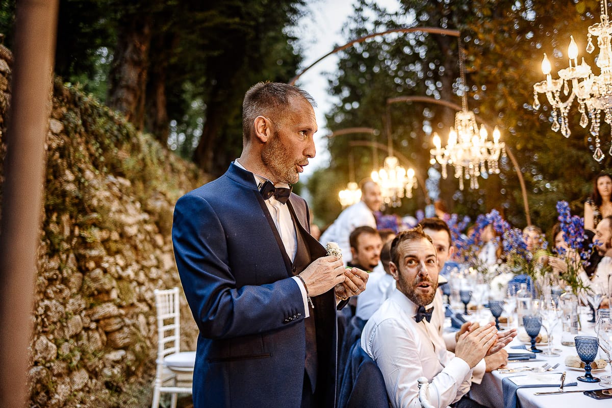 Matrimonio da favola al castello Canalis. Ricevimento. Ingresso degli sposi nel luogo della cena. Sposo