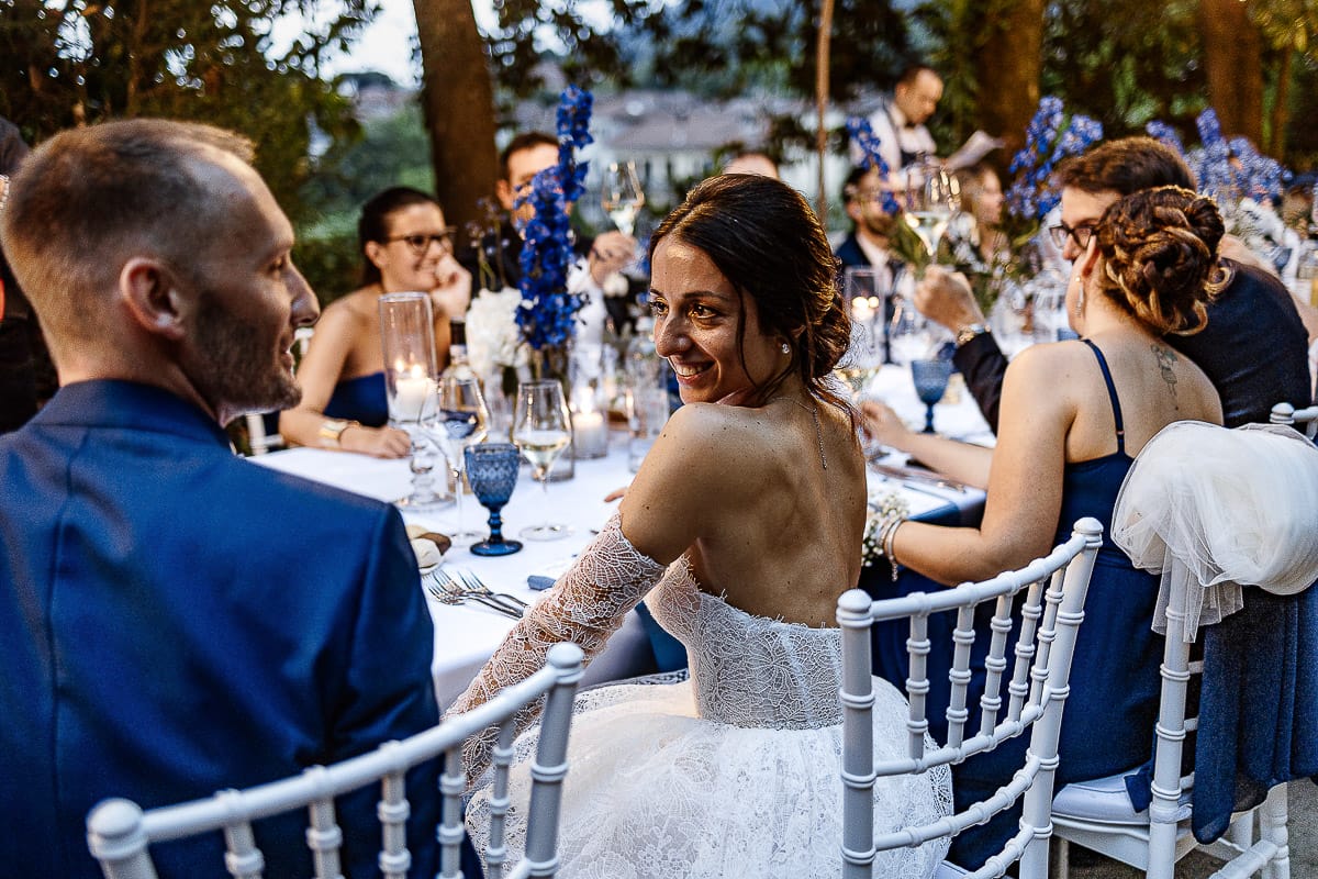 Matrimonio da favola al castello Canalis. Ricevimento. Sposi seduti al tavolo imperiale.