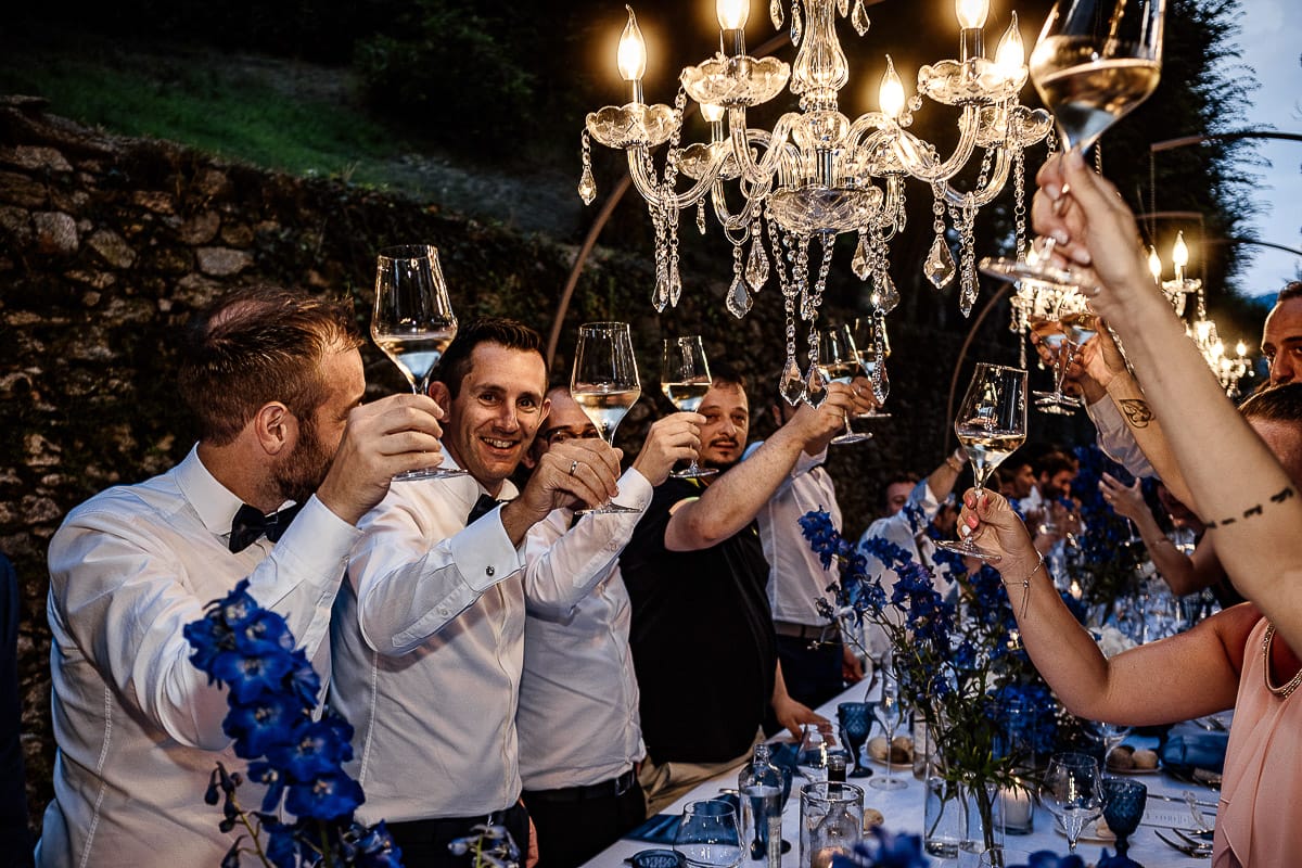 Matrimonio da favola al castello Canalis. Ricevimento. Brindisi degli amici.