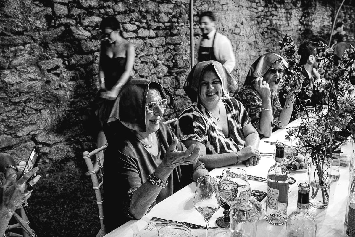 Matrimonio da favola al castello Canalis. Ricevimento. cena. Inizia a piovere. invitati si riparano con i tovaglioli posti sul capo.
