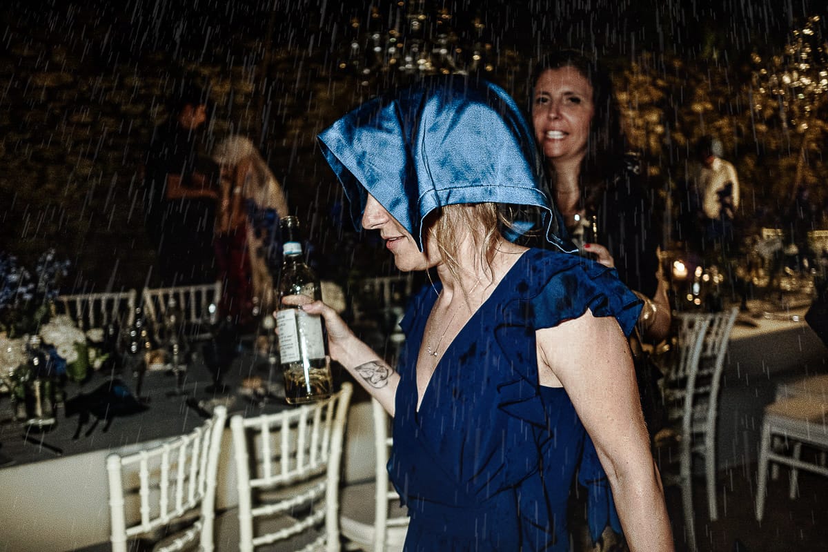 Matrimonio da favola al castello Canalis. Ricevimento. cena. Inizia a piovere. invitati si riparano con i tovaglioli posti sul capo.