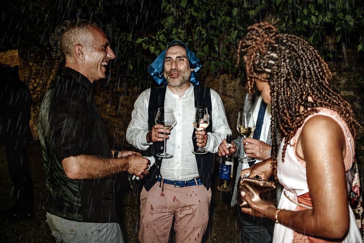 Matrimonio da favola al castello Canalis. Ricevimento. cena. Inizia a piovere. invitati si riparano con i tovaglioli posti sul capo.