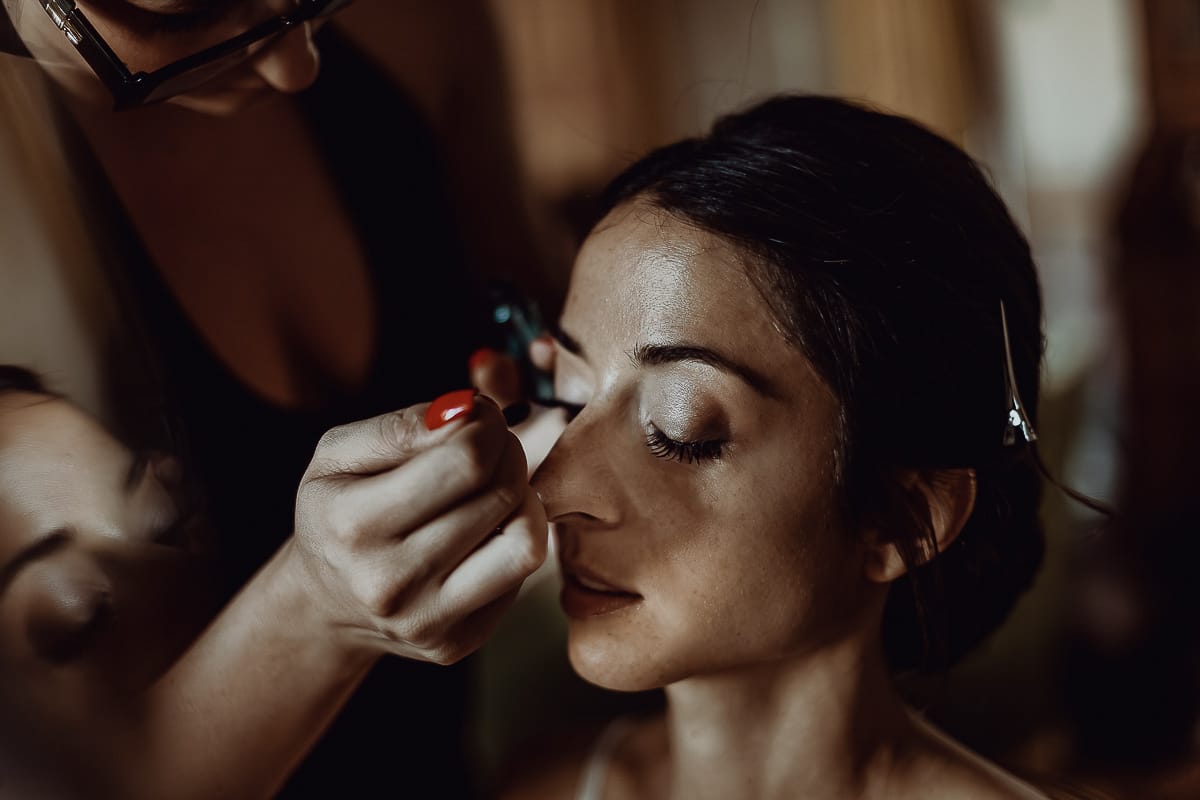 Matrimonio da favola al castello Canalis. Preparazione della sposa. Make-up