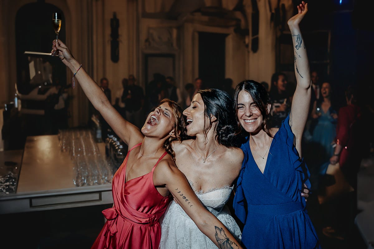 Matrimonio da favola al castello Canalis. Ricevimento. Festa. Sposa con le amiche
