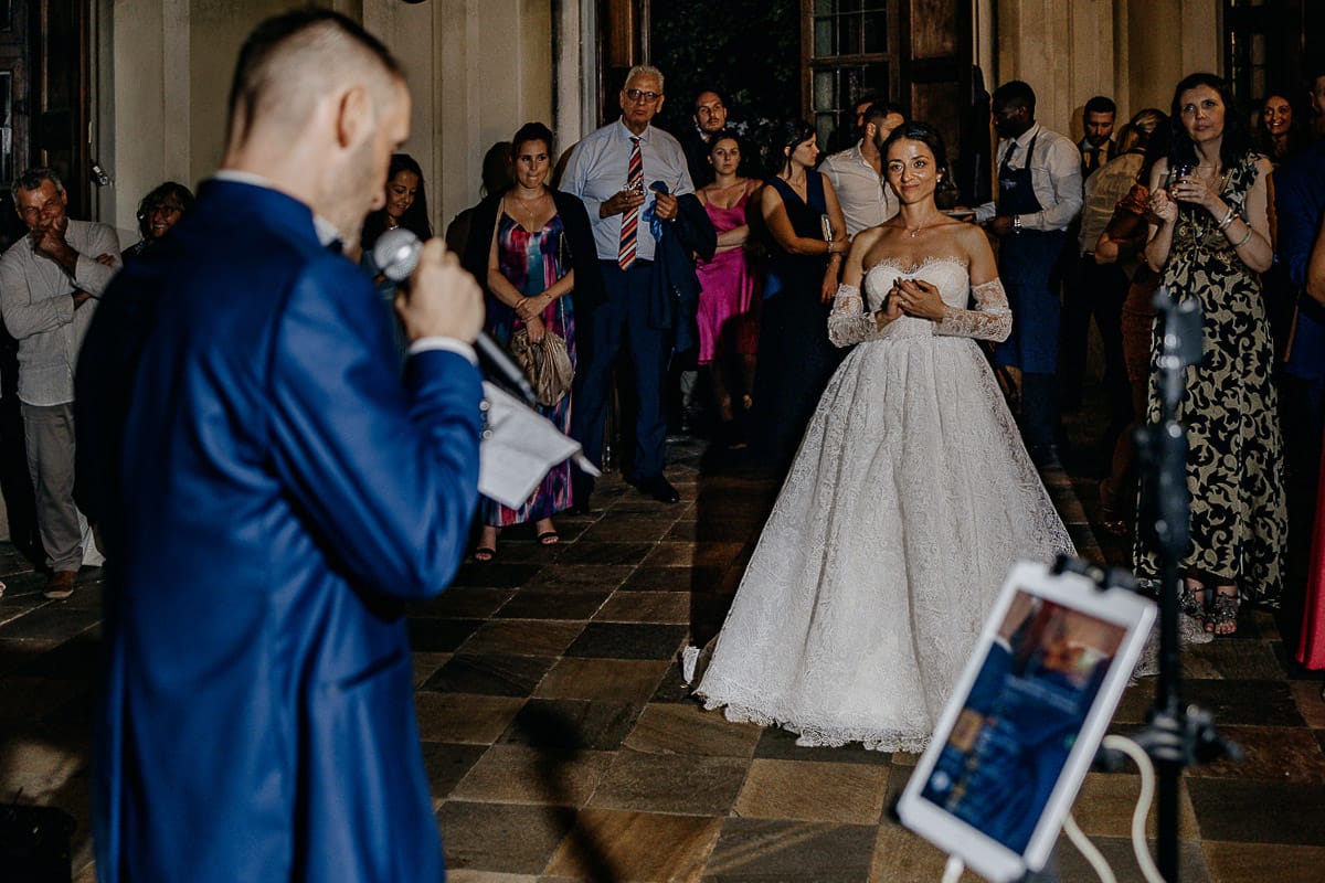 Matrimonio da favola al castello Canalis. Ricevimento. Discorso dello sposo. La sposa e gli invitati ascoltano.