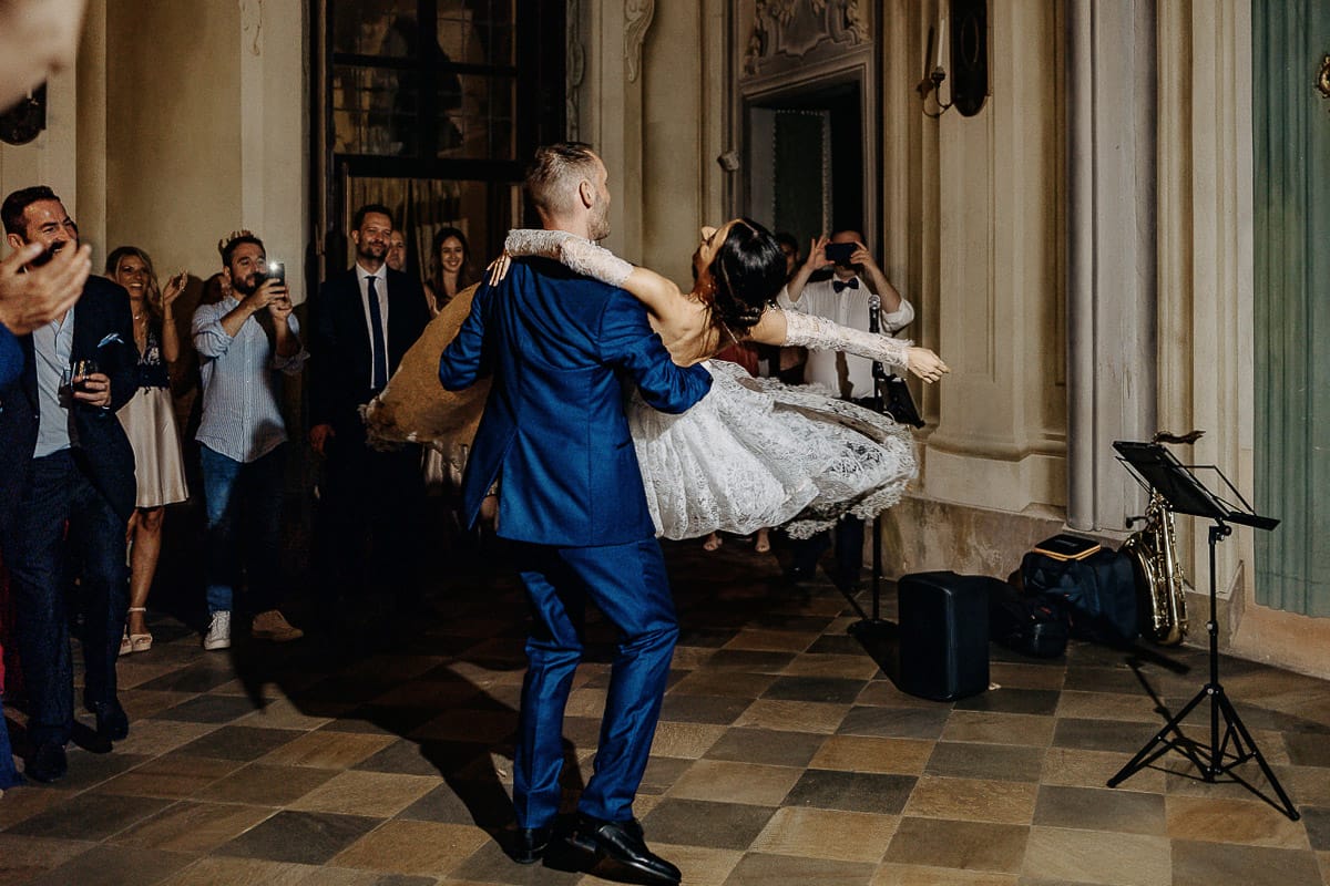 Matrimonio da favola al castello Canalis. Ricevimento. Sposo prende in braccio la sposa e la fa volteggiare