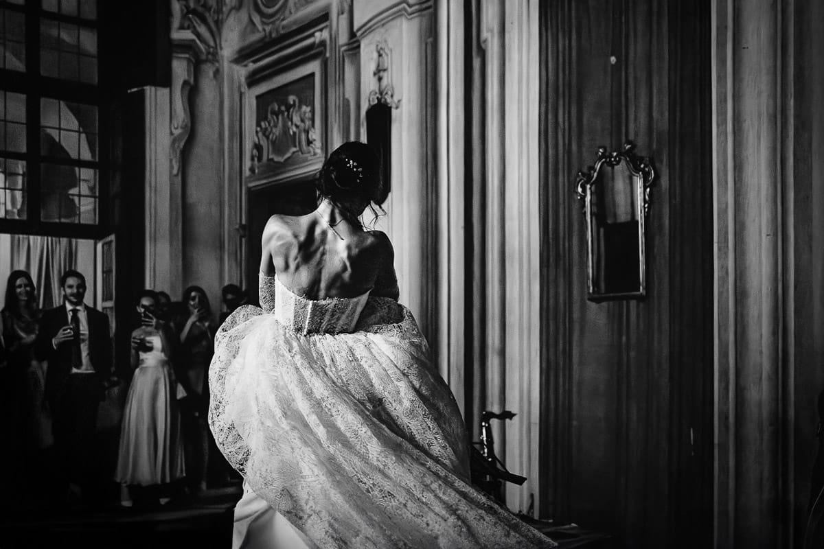 Matrimonio da favola al castello Canalis. Ricevimento. Sposo prende in braccio la sposa