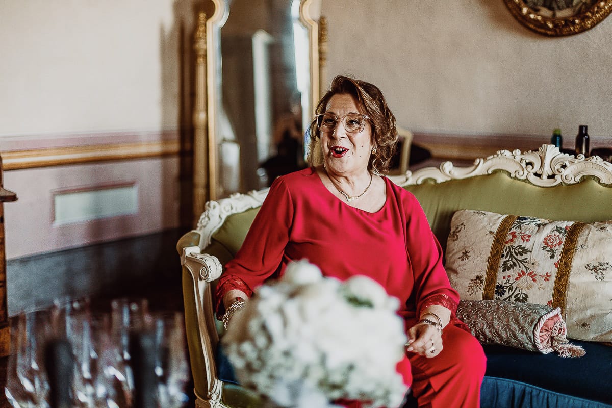 Matrimonio da favola al castello Canalis. Preparazione della sposa. mamma della sposa.