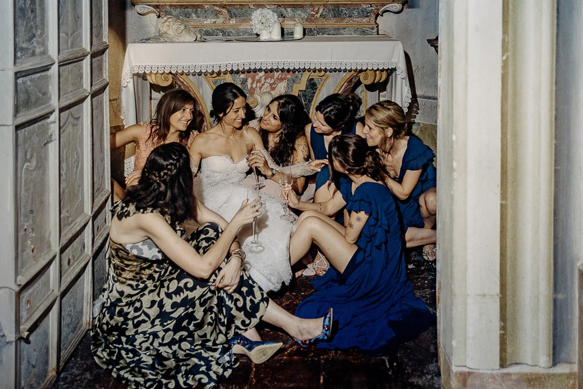 Matrimonio da favola al castello Canalis. Ricevimento. Festa. sposa con le amiche