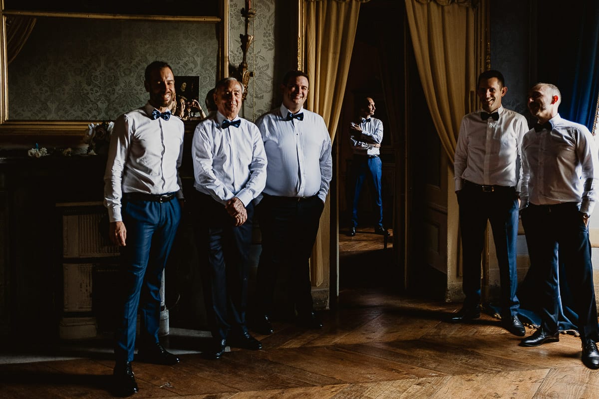 Matrimonio da favola al castello Canalis. Preparazione dello sposo. Sposo con gli amici