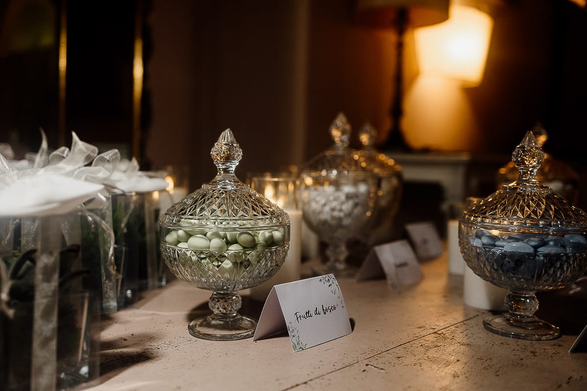 Matrimonio da favola al castello Canalis. Ricevimento. Confettata e bomboniere.
