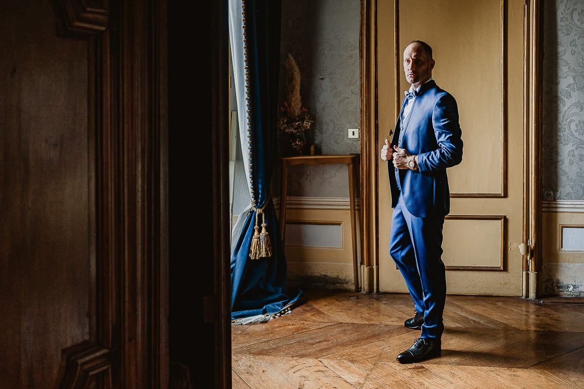 Matrimonio da favola al castello Canalis. Preparazione dello sposo. Ritratto dello sposo