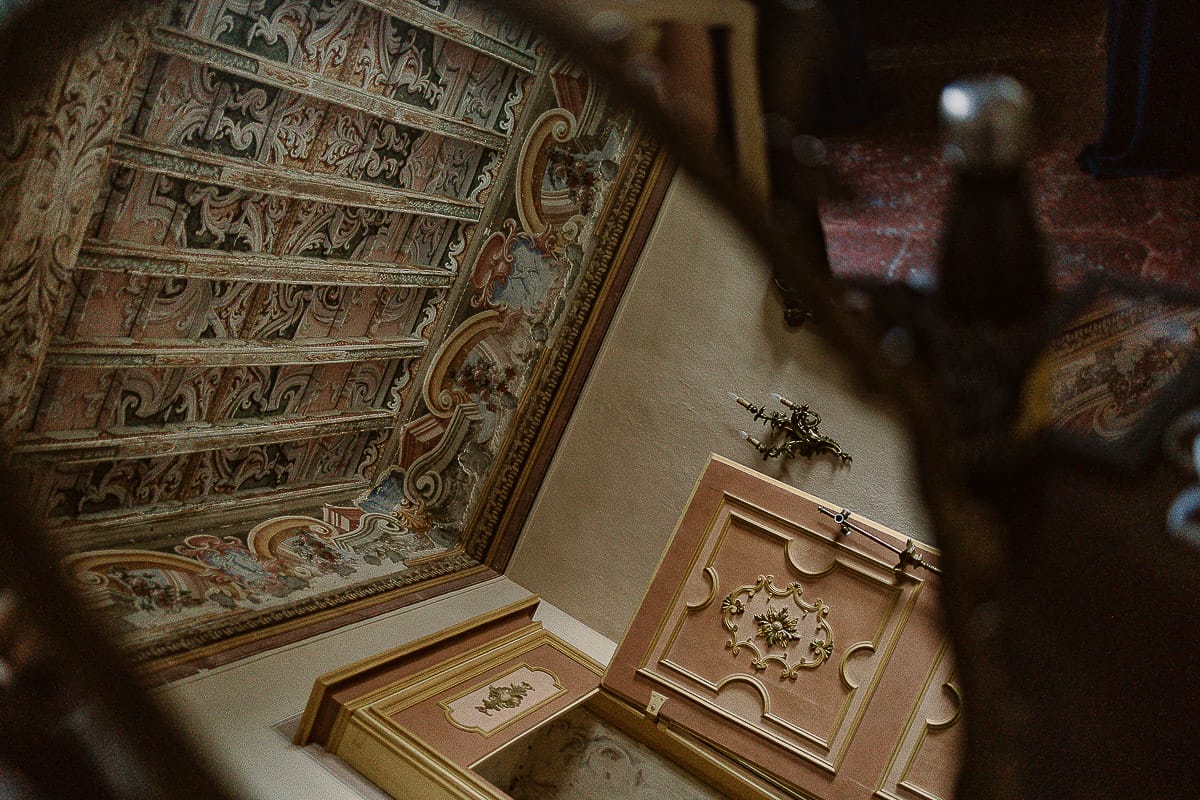 Matrimonio da favola al castello Canalis. Preparazione della sposa. Dettaglio del soffitto a cassettoni affrescati, ripreso da uno specchio.
