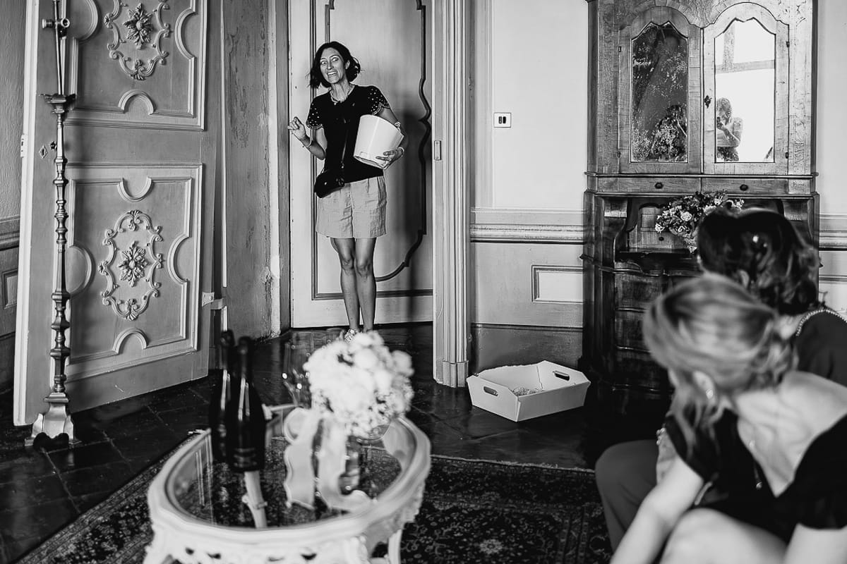 Matrimonio da favola al castello Canalis. Preparazione della sposa. Arrivo della direttrice della location