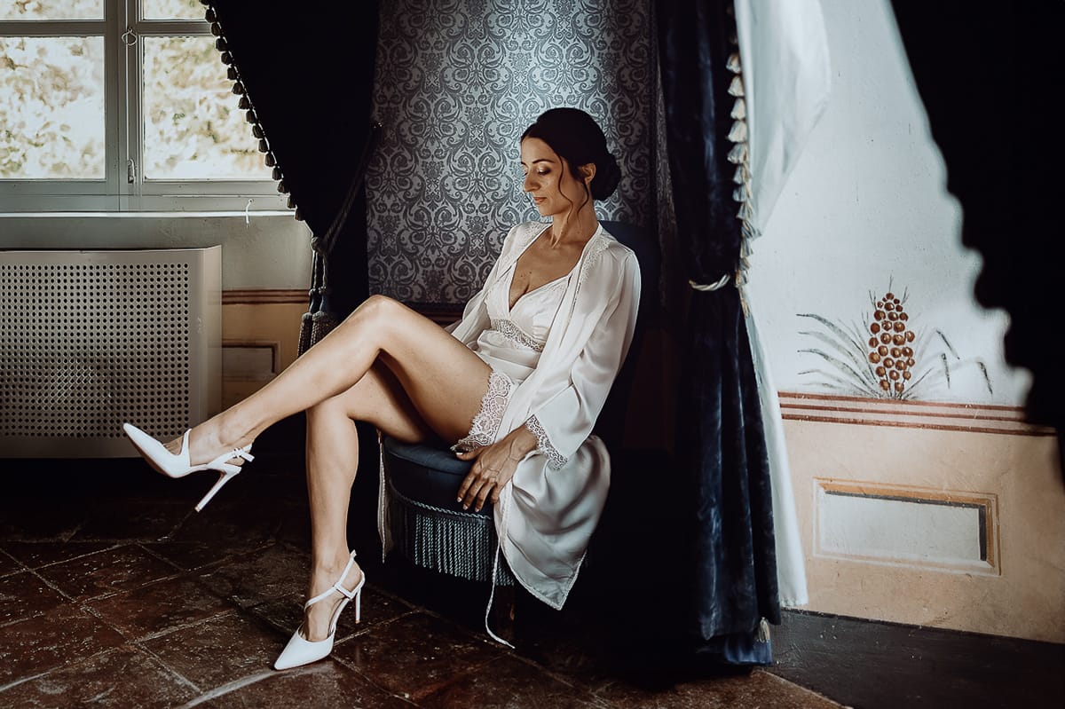 Matrimonio da favola al castello Canalis. Preparazione della sposa. Sposa con le scarpe da sposa