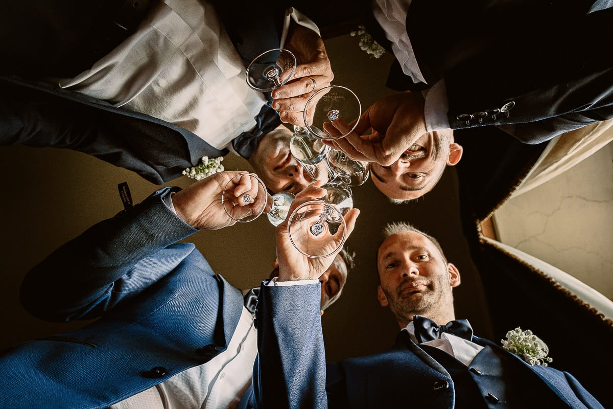 Matrimonio da favola al castello Canalis. Preparazione dello sposo. Brindisii dello sposo con gli amici