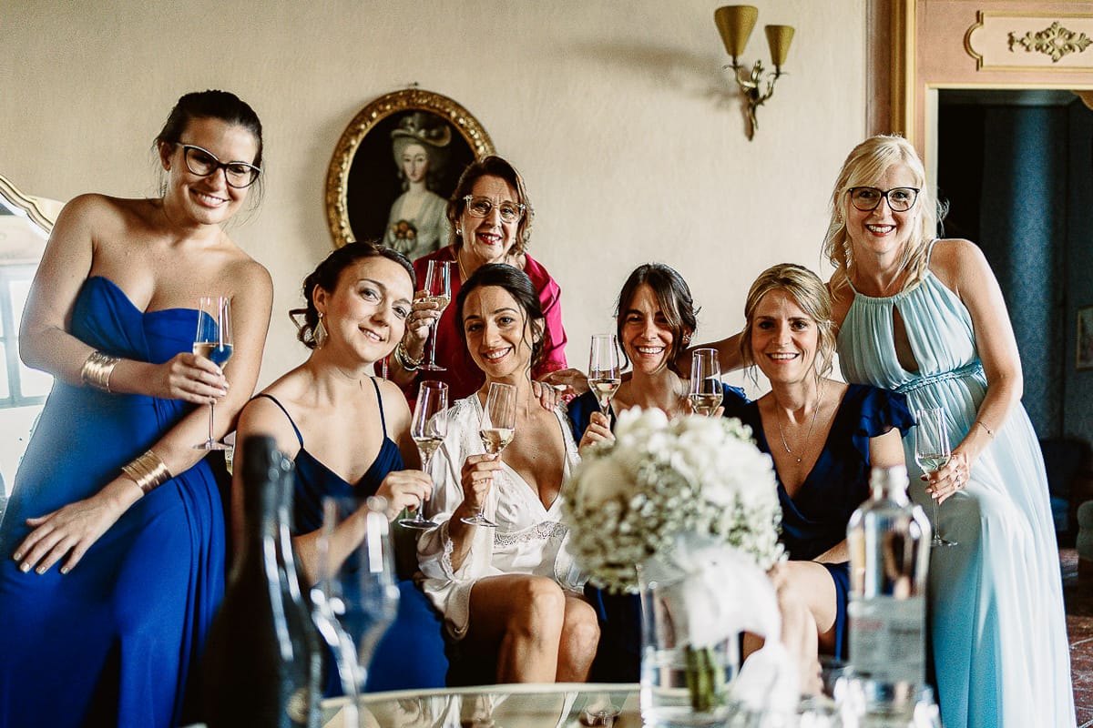 Matrimonio da favola al castello Canalis. Preparazione della sposa. Brindisi della sposa con amiche e damigelle