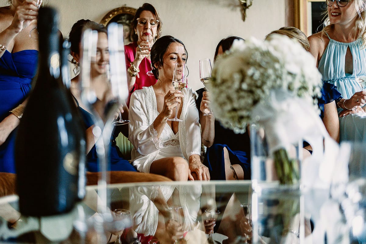 Matrimonio da favola al castello Canalis. Preparazione della sposa. Brindisi della sposa con amiche e damigelle