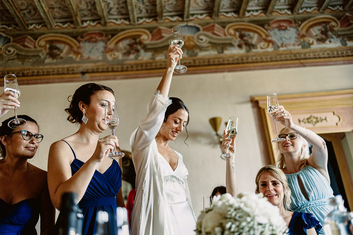 Matrimonio da favola al castello Canalis. Preparazione della sposa. Brindisi della sposa con amiche e damigelle