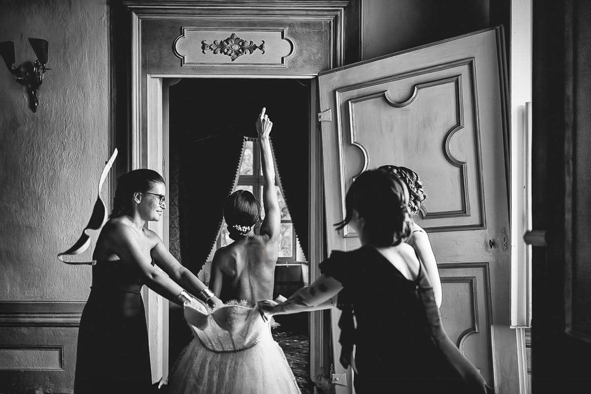 Matrimonio da favola al castello Canalis. Preparazione della sposa. Vestizione della sposa. La sposa fa volare il reggiseno.