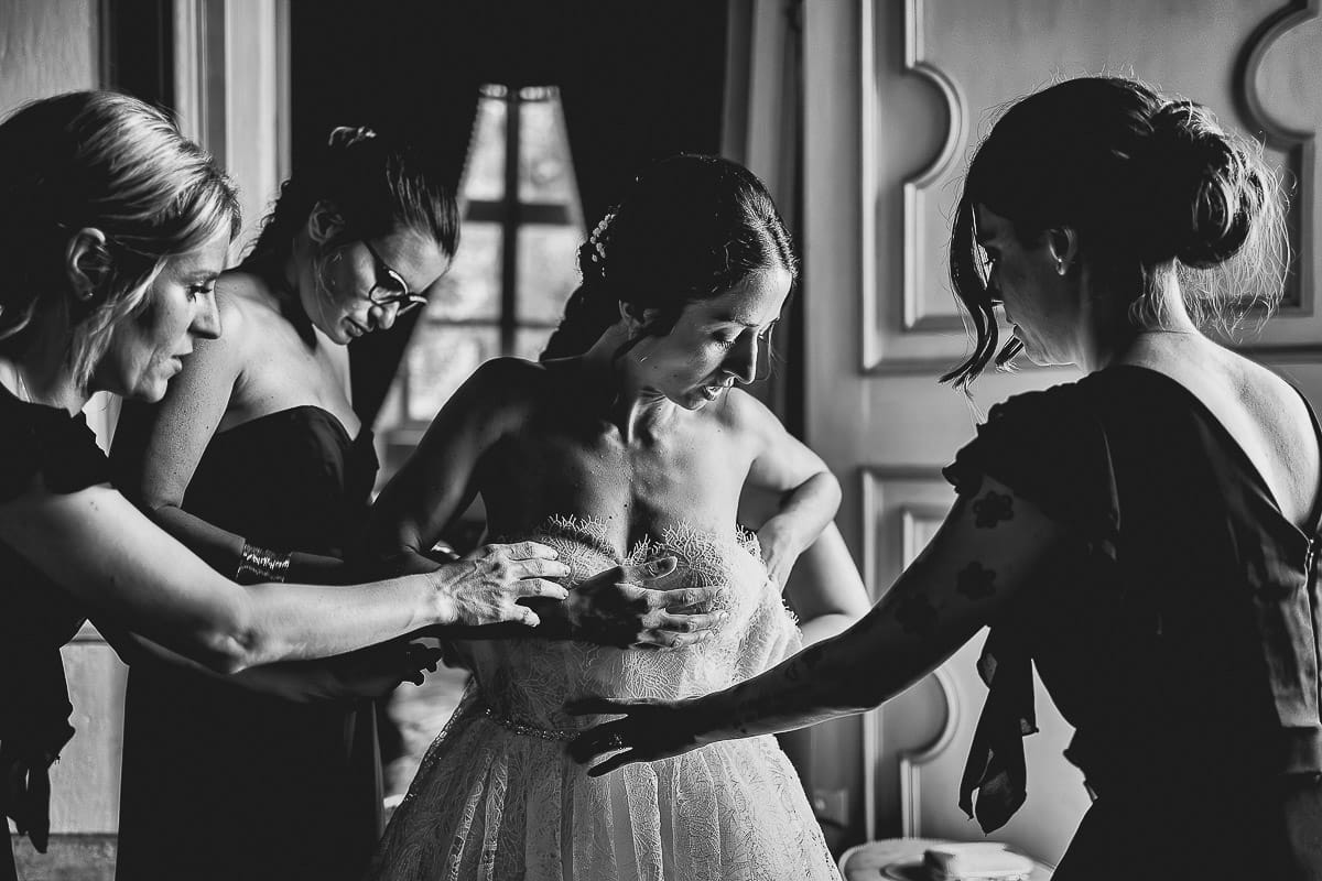 Matrimonio da favola al castello Canalis. Preparazione della sposa. Vestizione della sposa.