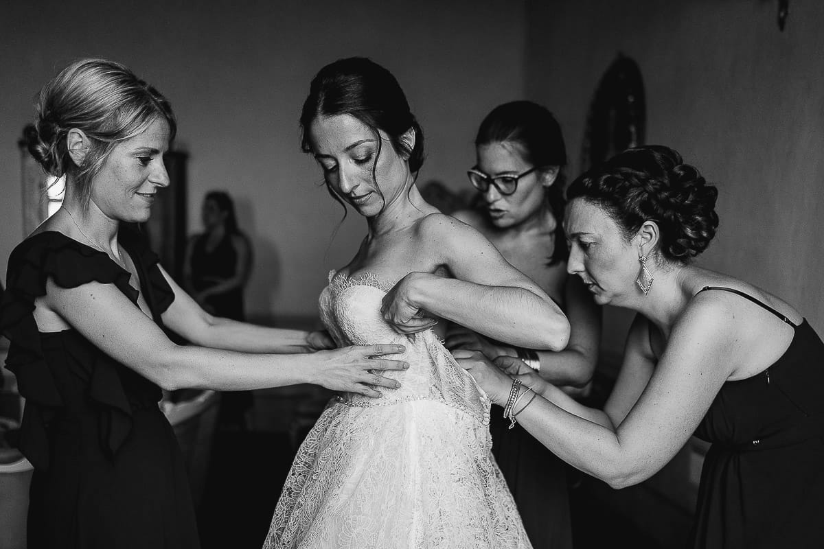 Matrimonio da favola al castello Canalis. Preparazione della sposa. Vestizione della sposa.