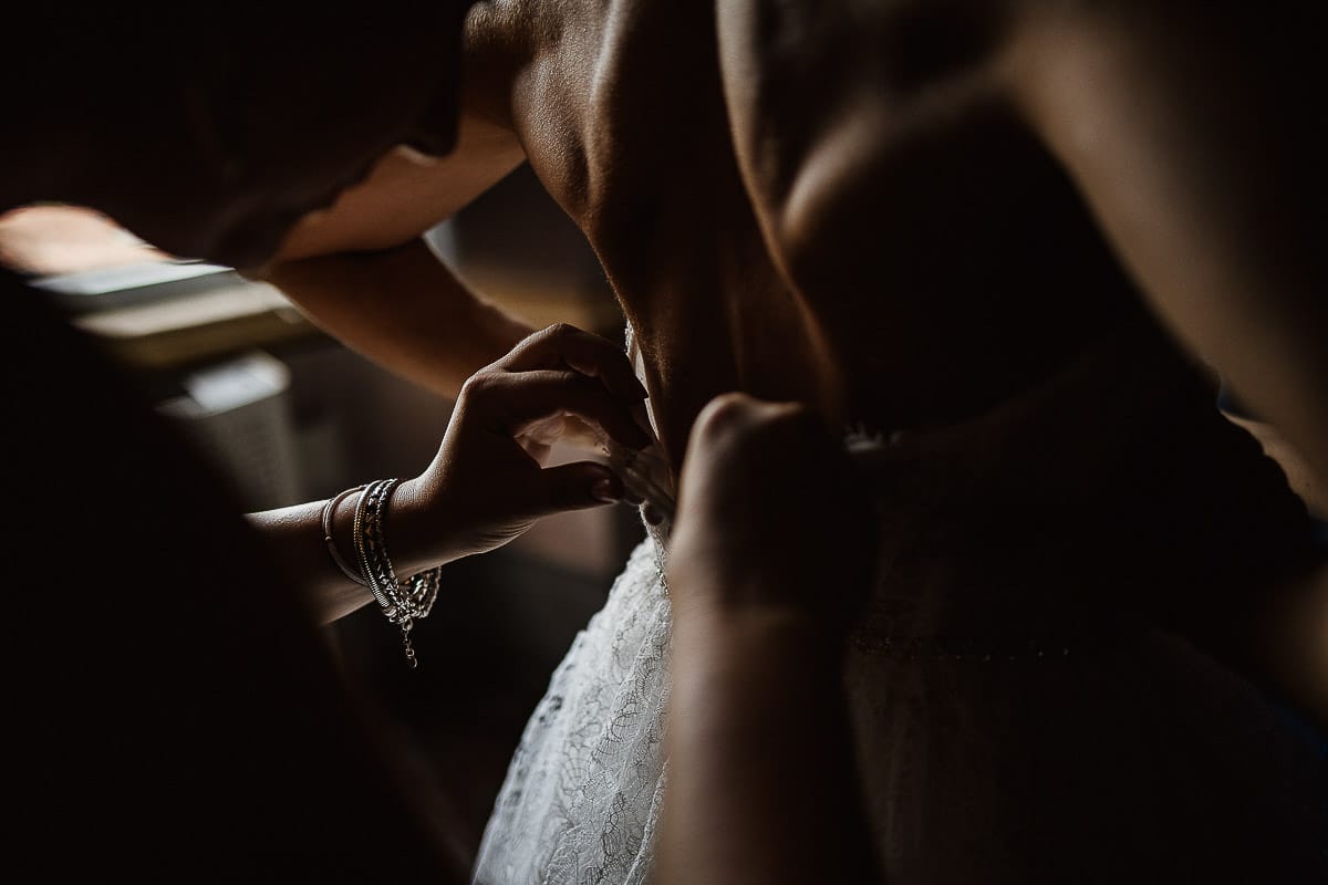 Matrimonio da favola al castello Canalis. Preparazione della sposa. Vestizione della sposa.