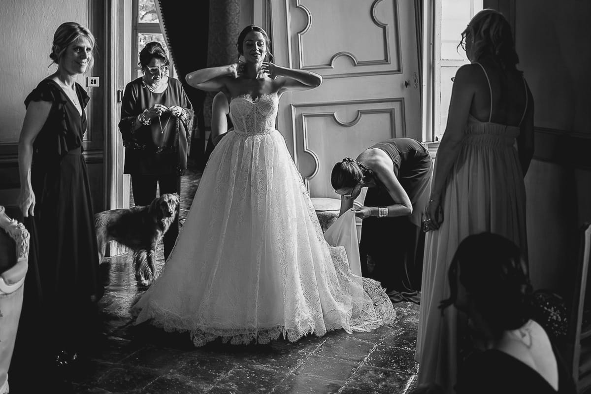 Matrimonio da favola al castello Canalis. Preparazione della sposa. Vestizione della sposa.
