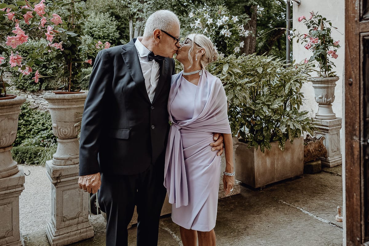Matrimonio da favola al castello Canalis. Cerimonia Padre dello sposo con padre della sposa.