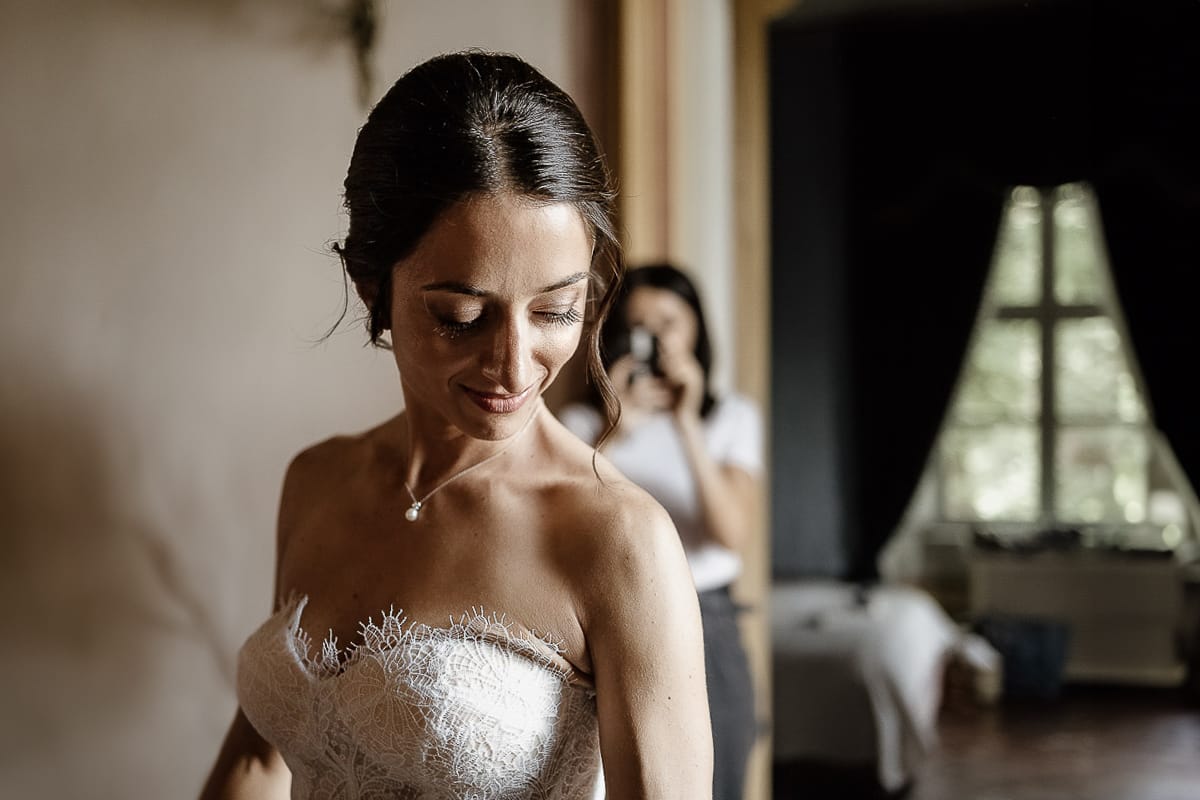 Matrimonio da favola al castello Canalis. Preparazione della sposa. Vestizione della sposa.