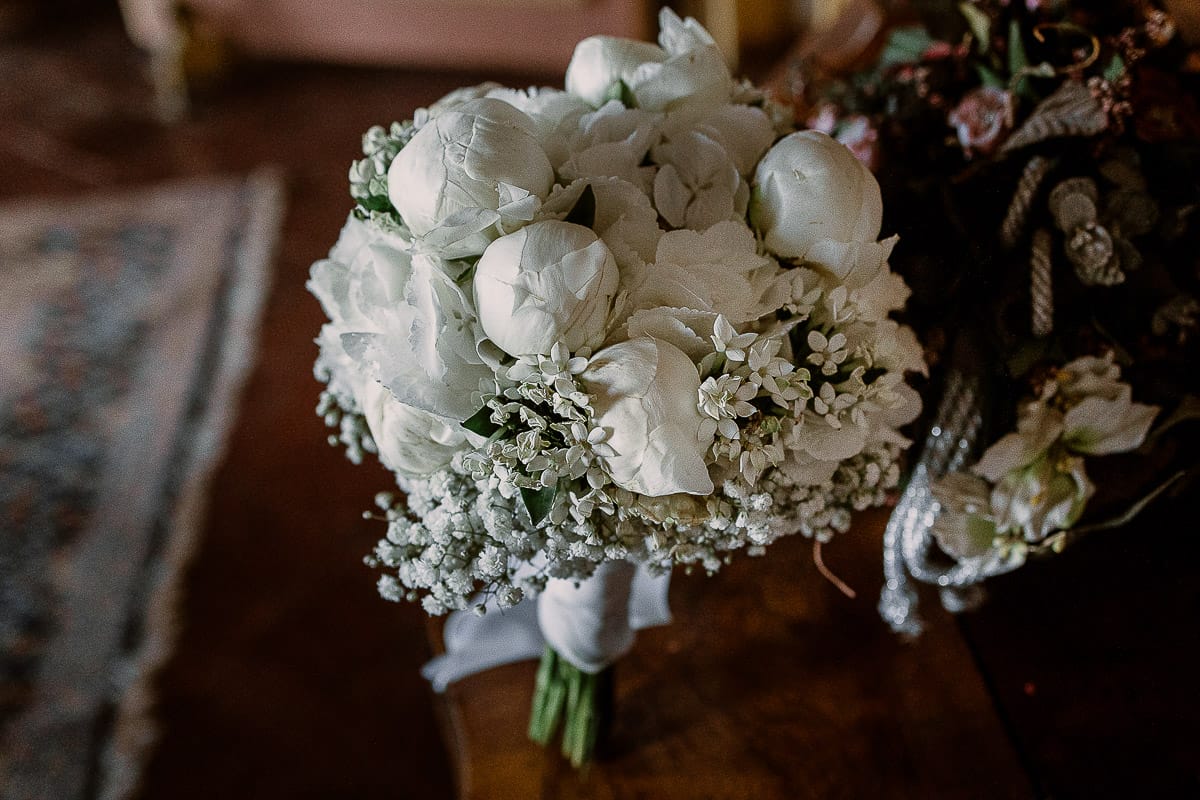 Matrimonio da favola al castello Canalis. Preparazione della sposa. Bouquet