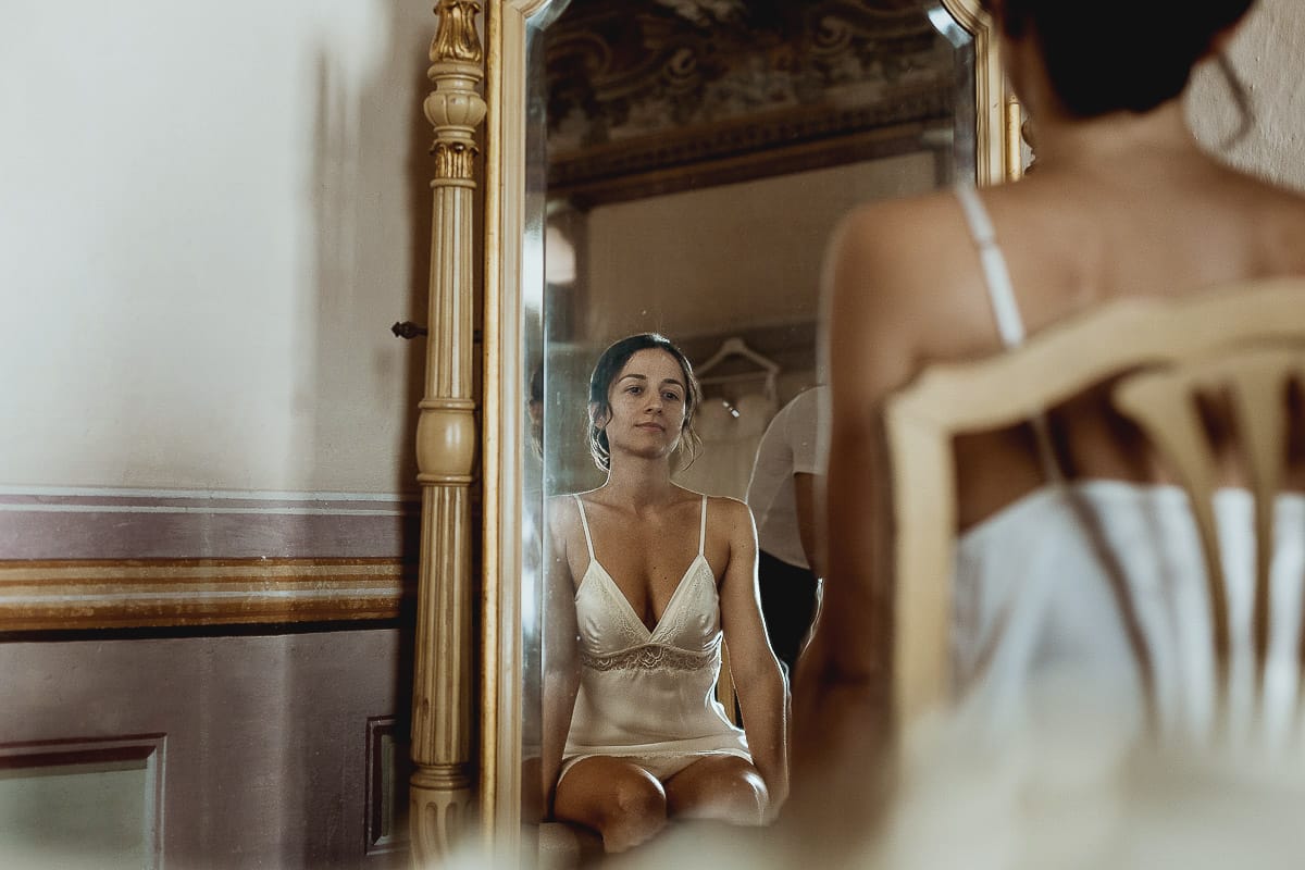 Matrimonio da favola al castello Canalis. Preparazione della sposa. Acconciatura. sposa allo specchio