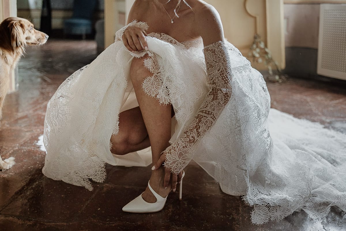 Matrimonio da favola al castello Canalis. Preparazione della sposa. Vestizione della sposa. La sposa si sistema le scarpe