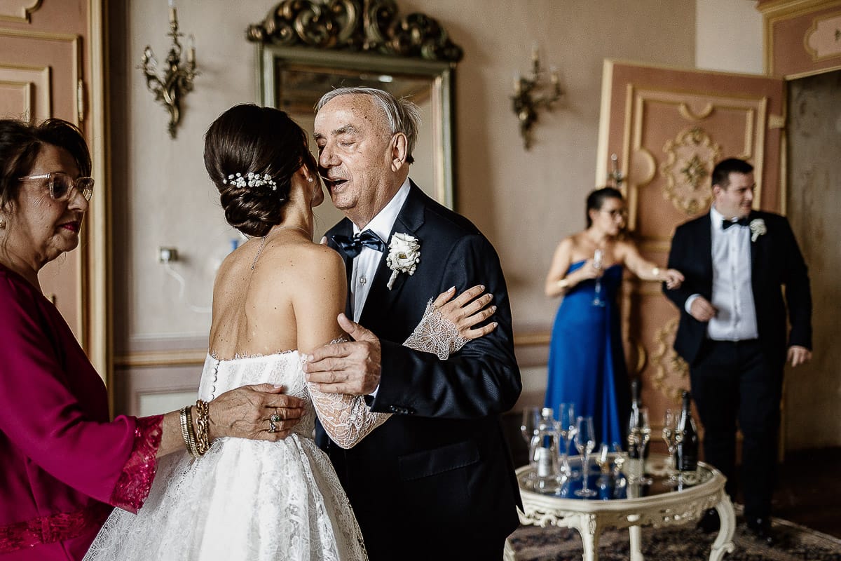 Matrimonio da favola al castello Canalis. Preparazione della sposa. Padre bacia la sposa