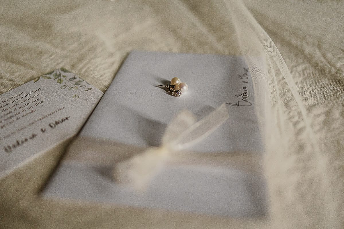 Matrimonio da favola al castello Canalis. Preparazione della sposa. Orecchini