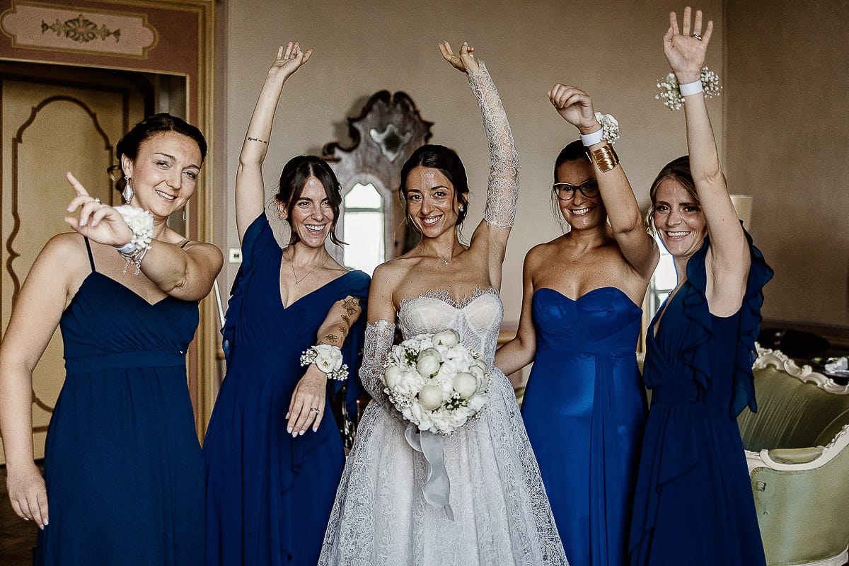 Matrimonio da favola al castello Canalis. Preparazione della sposa.Sposa con le damigelle