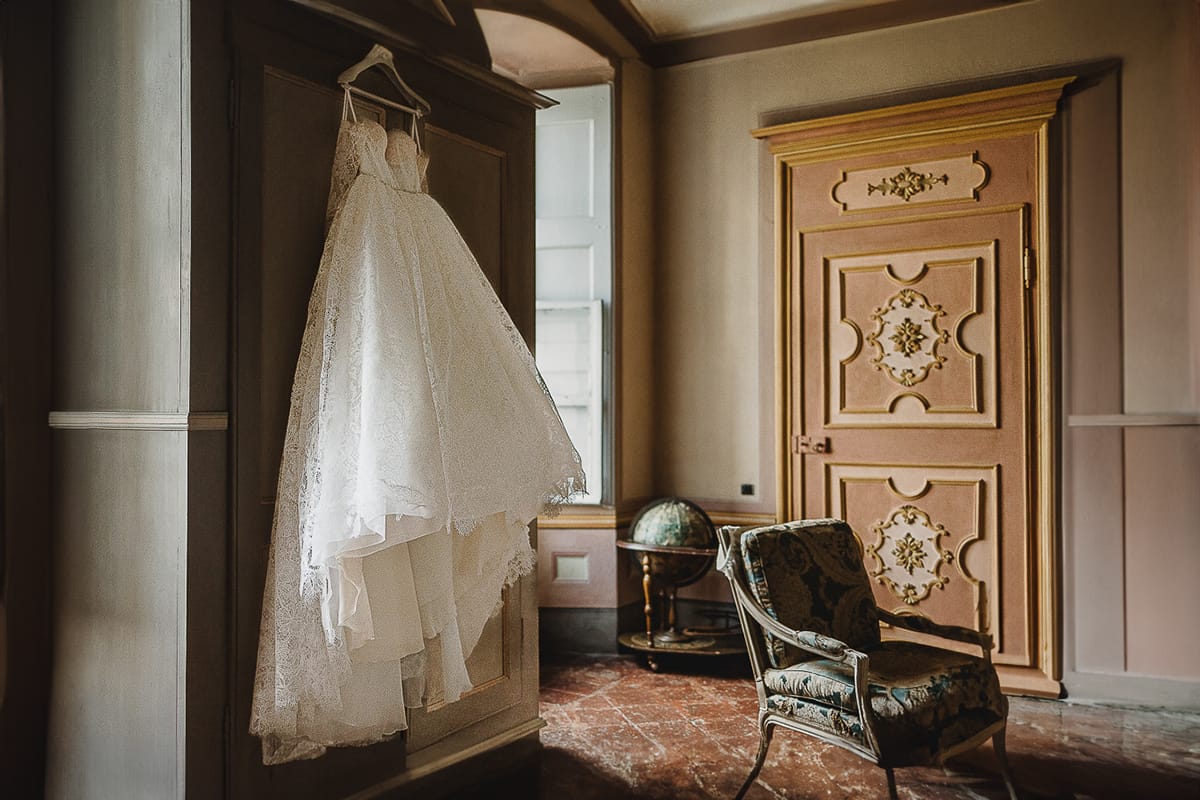 Matrimonio da favola al castello Canalis. Preparazione della sposa. Abito in pizzo di Nicole Milano