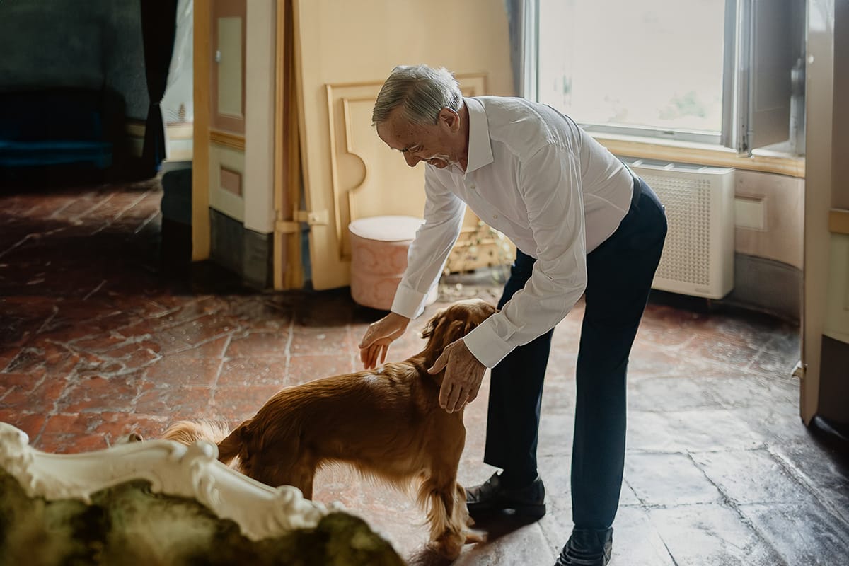 Matrimonio da favola al castello Canalis. Preparazione della sposa. Padre della sposa goca con la cagnolina Nadine