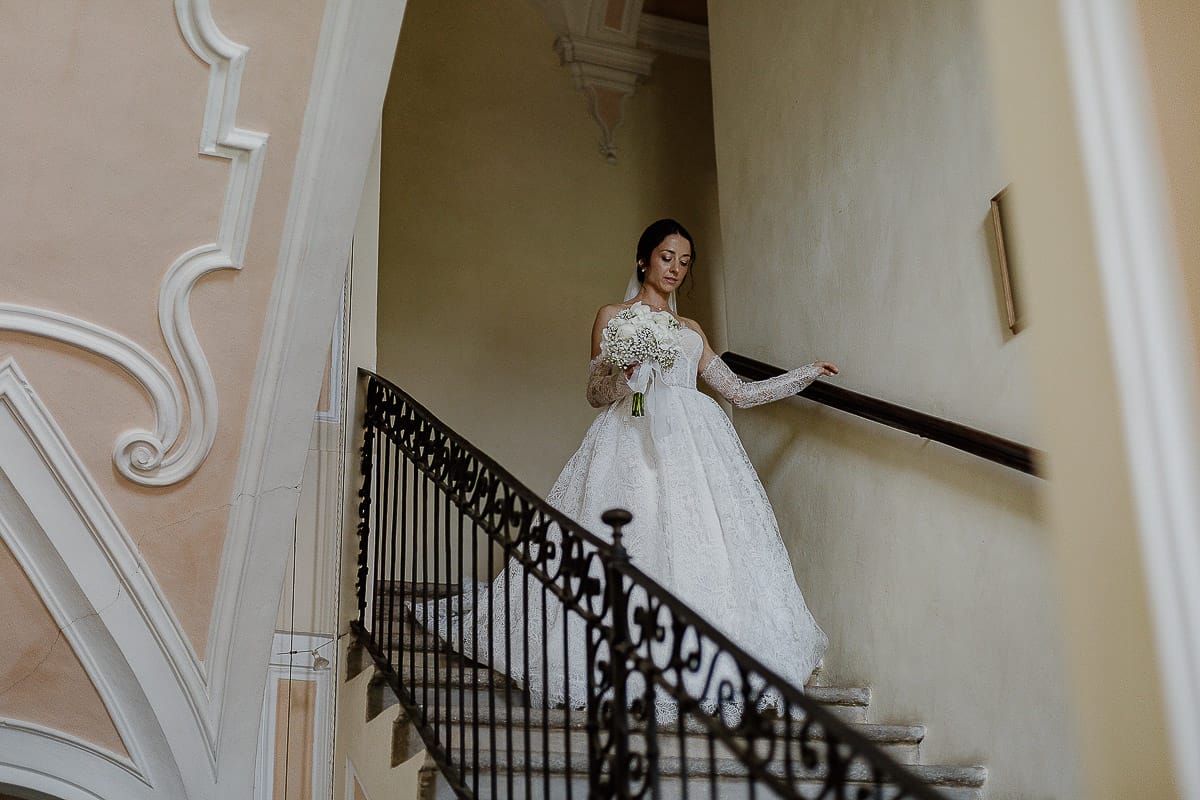 Matrimonio da favola al castello Canalis. Cerimonia. Sposa scende le scale.