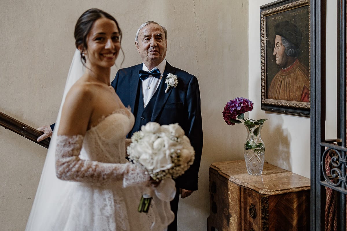 Matrimonio da favola al castello Canalis. Cerimonia. Padre attende la sposa in fondo alla scala.