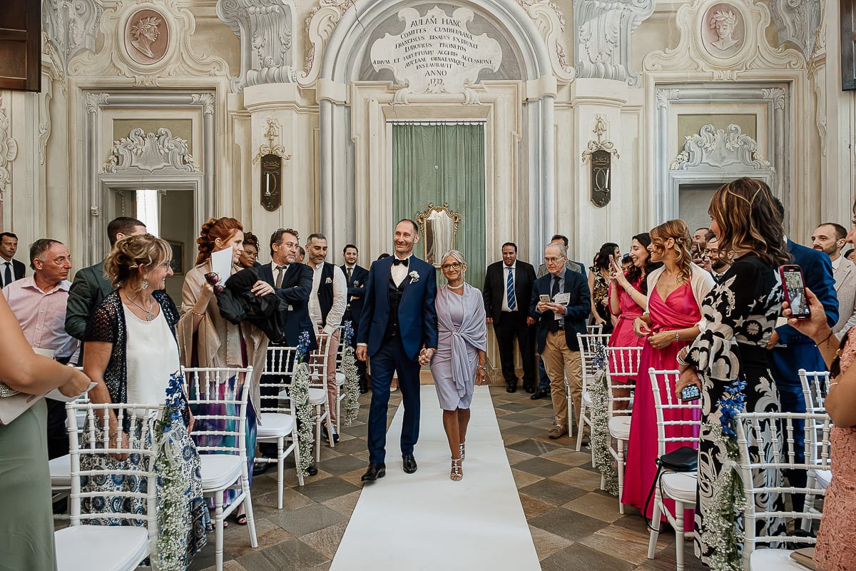 Matrimonio da favola al castello Canalis. Cerimonia. Ingresso dello sposo con la madre.