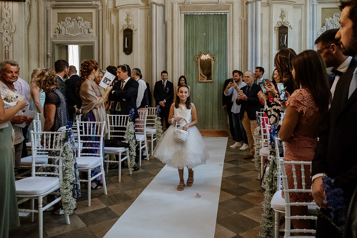 Matrimonio da favola al castello Canalis. Cerimonia. Ingresso della flower girl.